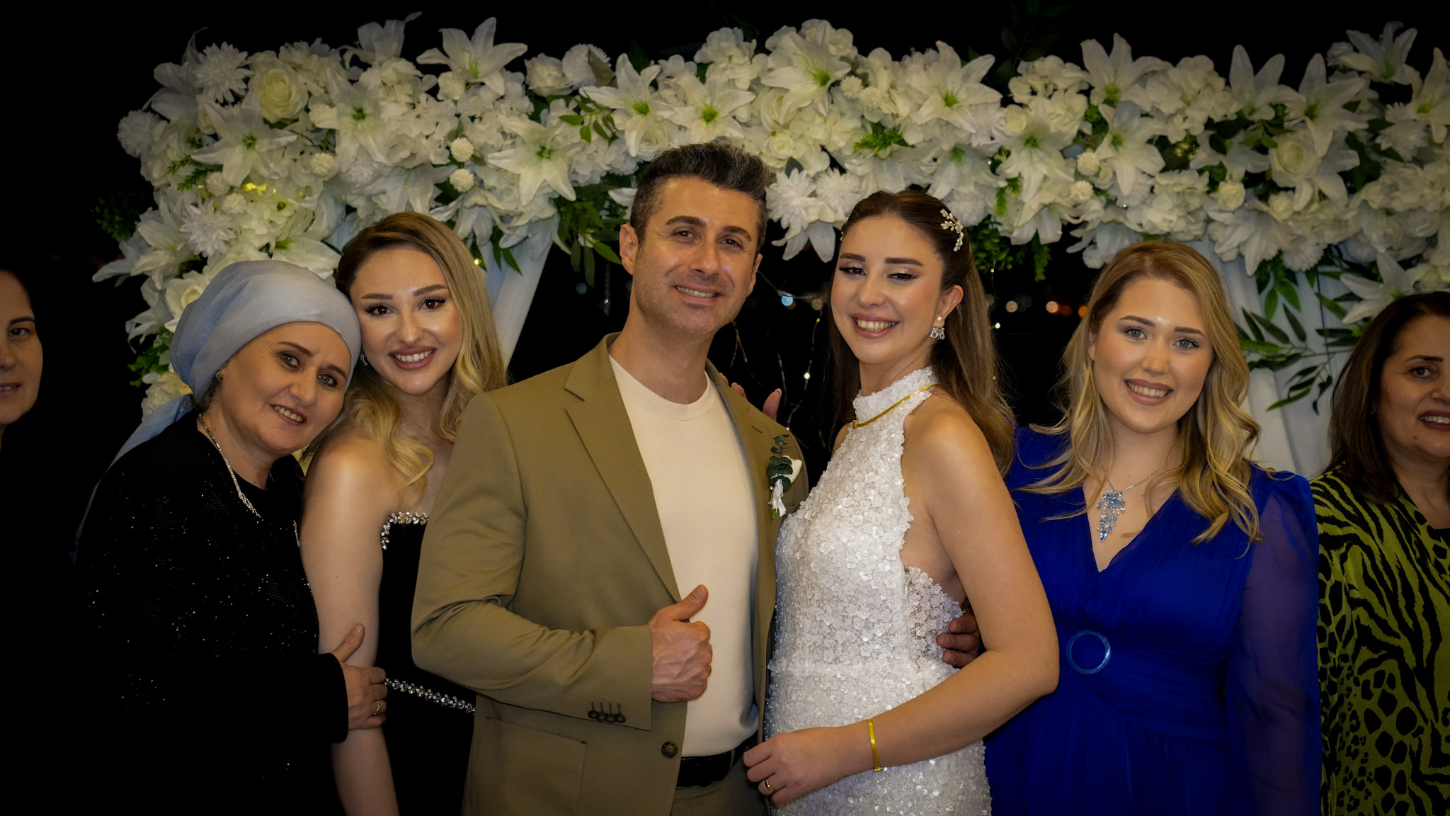 Mahra Yalı'da aile ve yakın dostlarla paylaşılan nişan yemeği