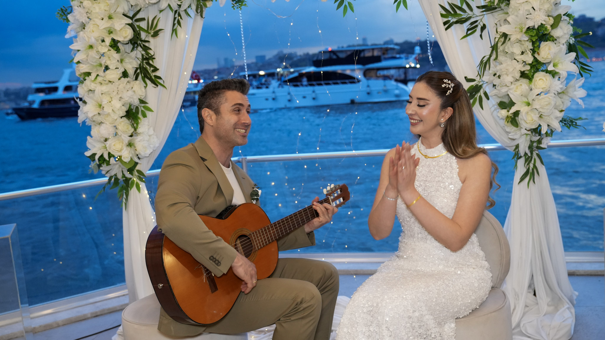 Kristal şamdanlar ve özel çiçek tasarımıyla hazırlanan nişan masası