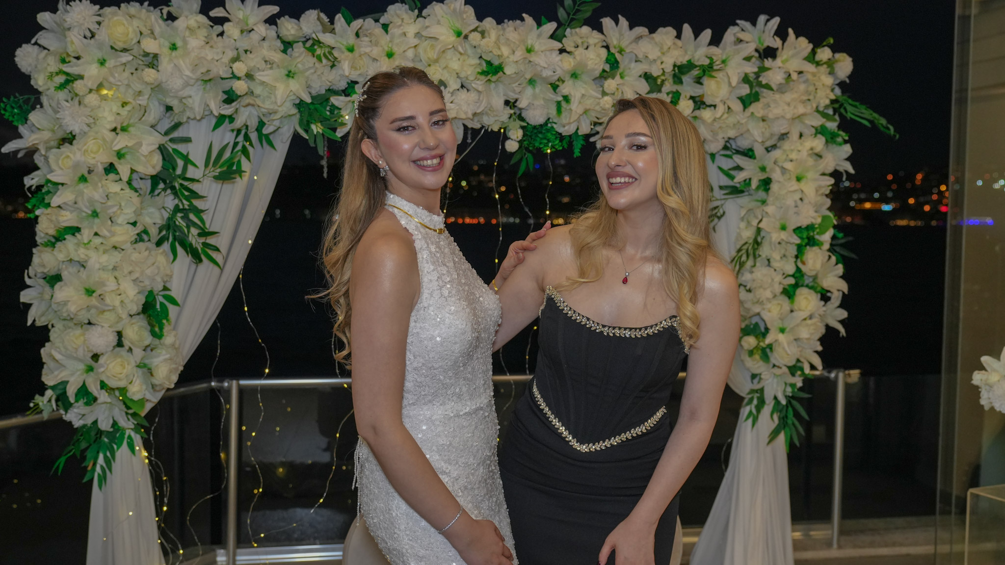 Özel lezzetler ve şık ikramlıklarla donatılmış davet sofrası