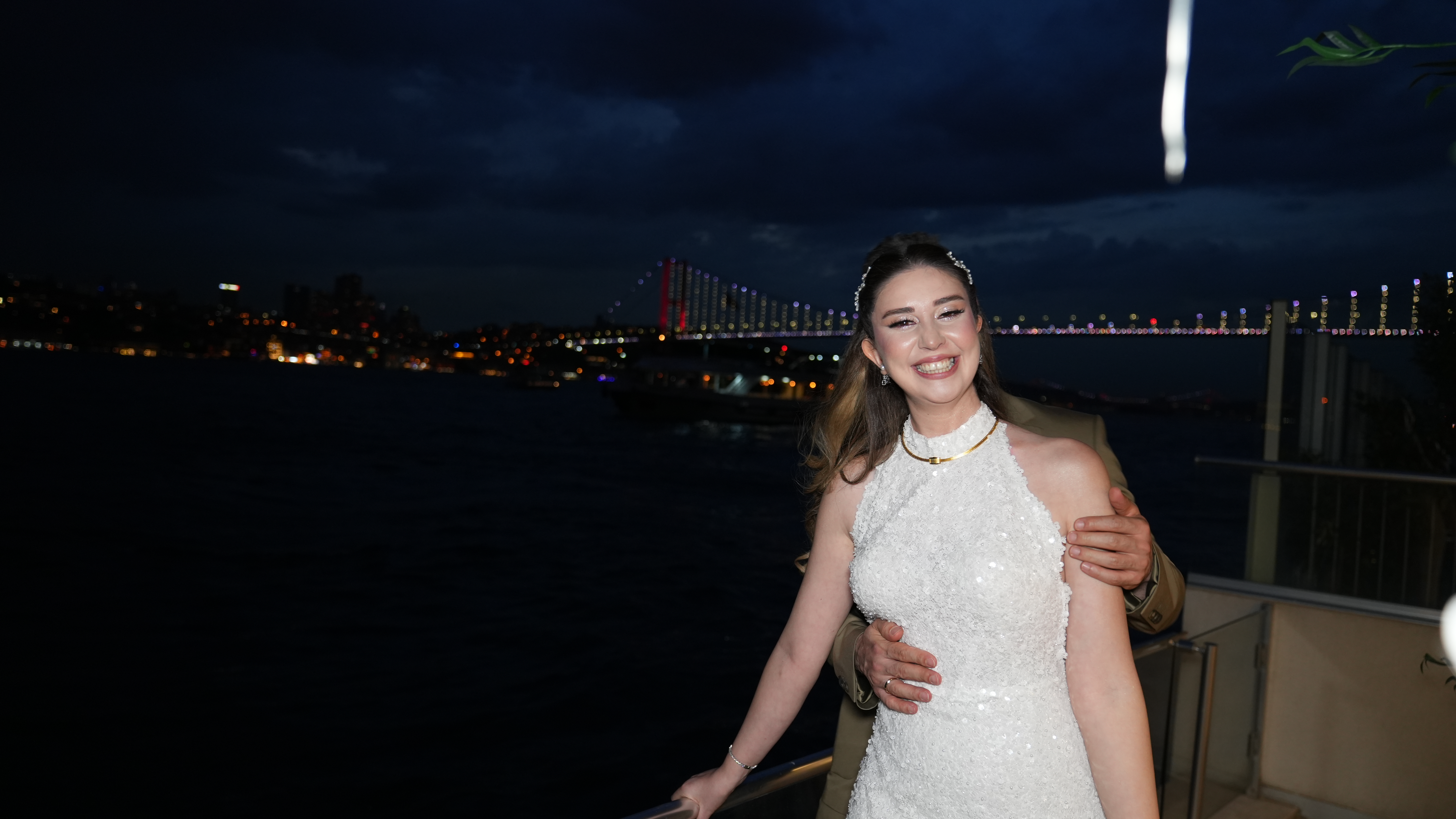 Gece terasında sıcak ışıklandırmalar altında süren büyüleyici kutlama
