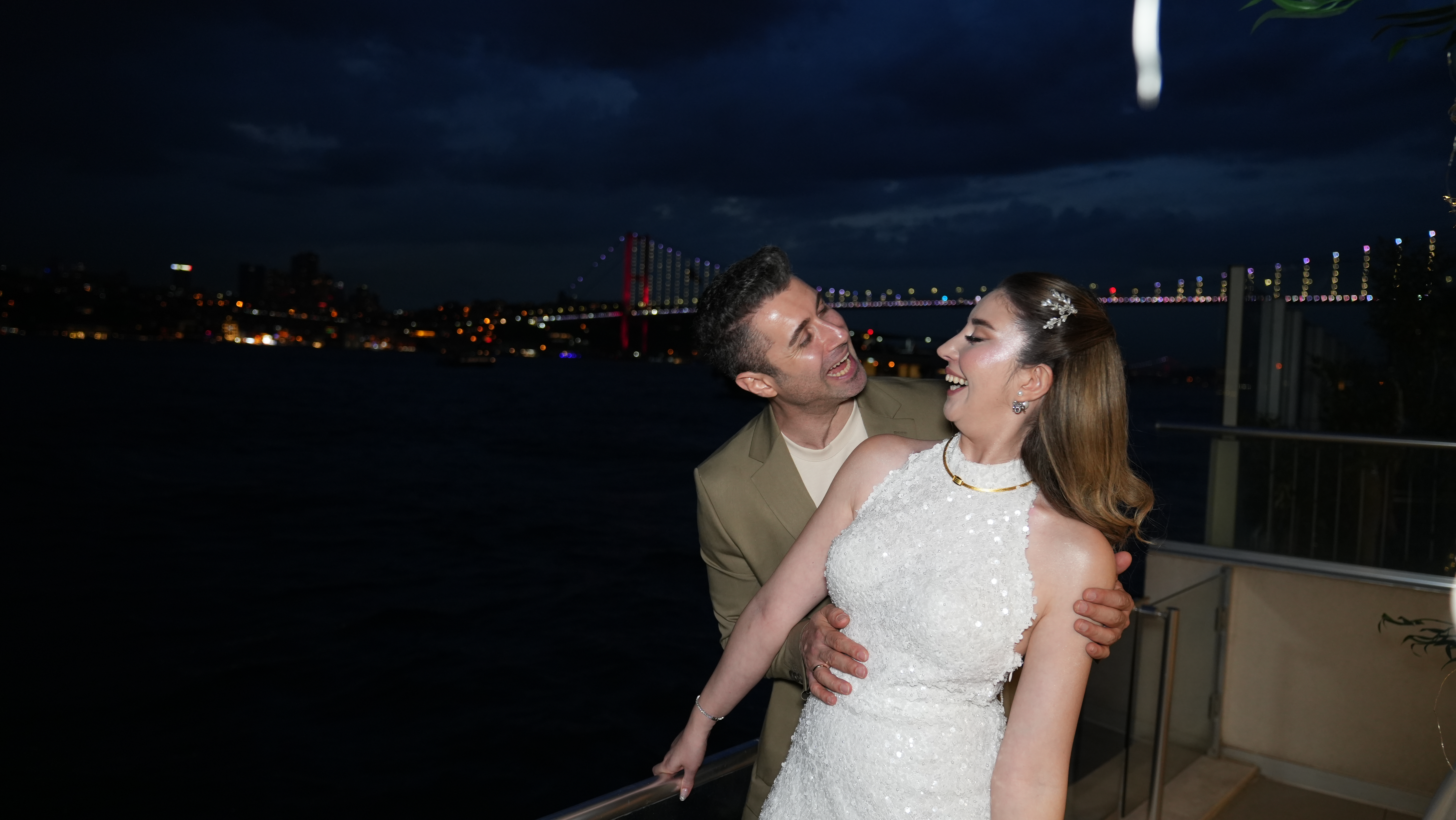 Mahra Yalı'da gece ışıklandırması ve Boğaz köprüsünün ışıltılı manzarası